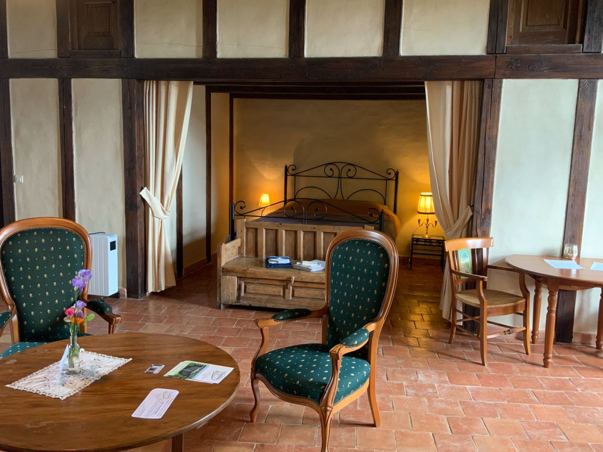 comte-de-foix-suite-2026-2 Dans le château médiéval de Mézerville, le salon et sa cheminée avec armoirie