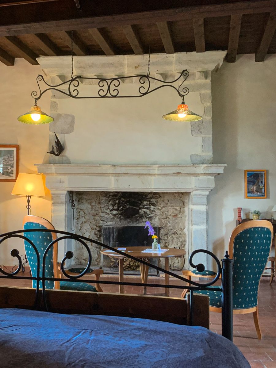 suite-comte-de-foix-2026-4 le lit en alcôve de la chambre d'hôte du Comte de foix à Mézerville
